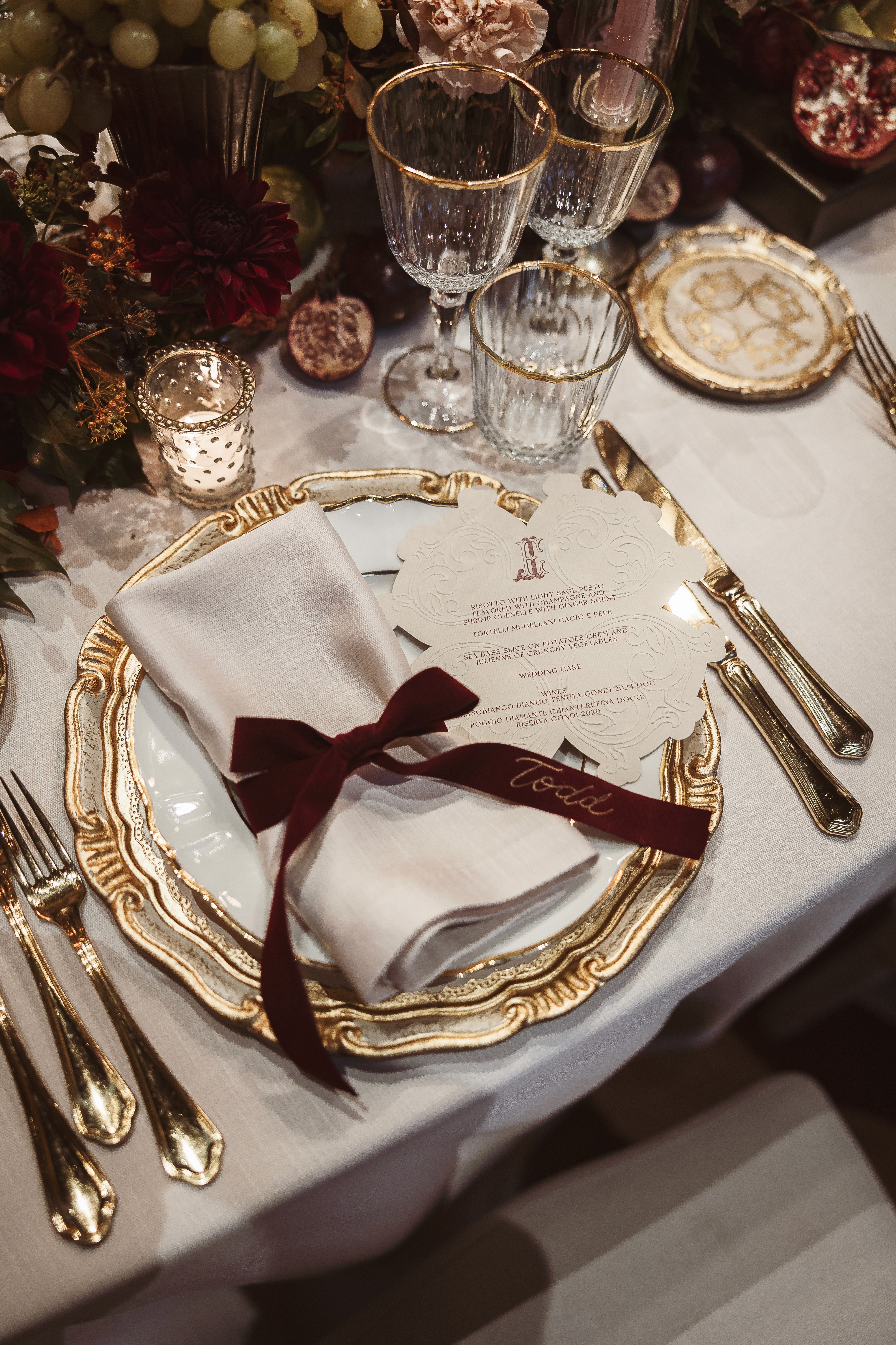 Mise en place elegante bianca e bordeaux