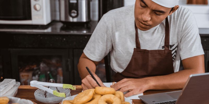Tukang masak menggunakan inventori untuk pengurusan harian restorannya