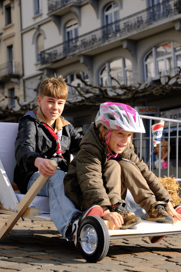 Scouts sur une caisse à savon