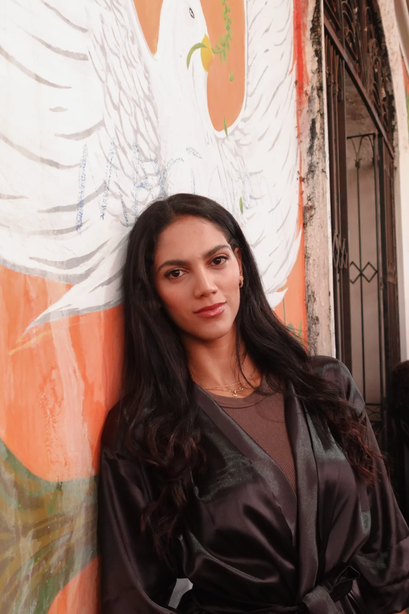 Model in a satin robe in front of a mural, Distrito Moda 2026 – Photography project by Lau Art (Laura Rodríguez Brieva)