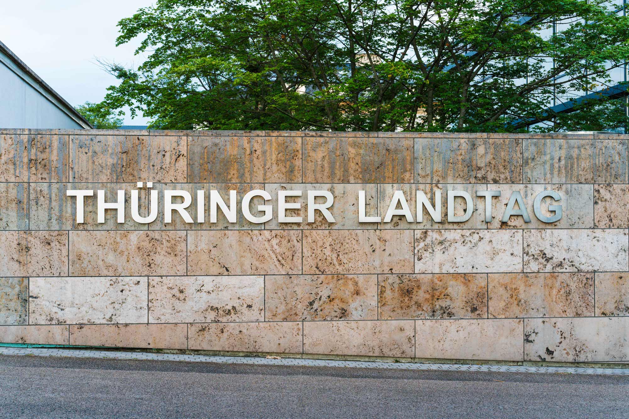 Thüringer Landtag building facade, a notable location for strategic film campaigns for Lohnt-Sich!-Social-Media-Campaign