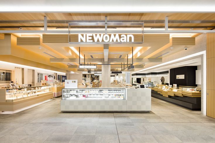 設計團隊開會討論圖紙