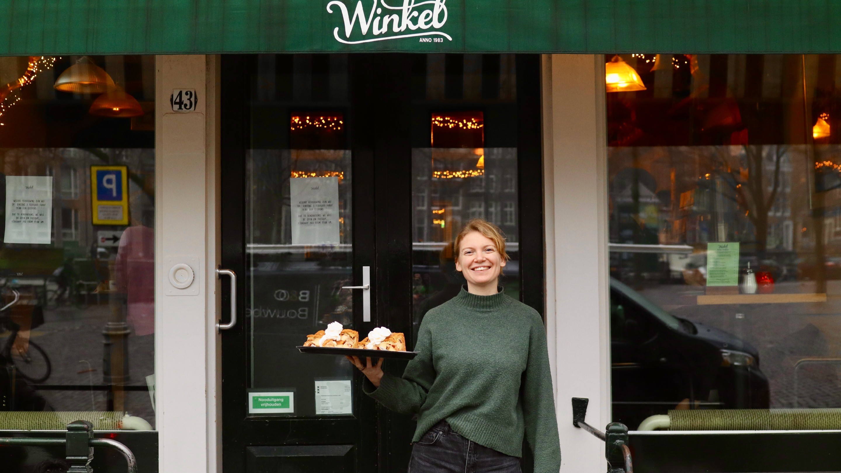 Medewerker serveert de beroemde appeltaart van Winkel43 uit