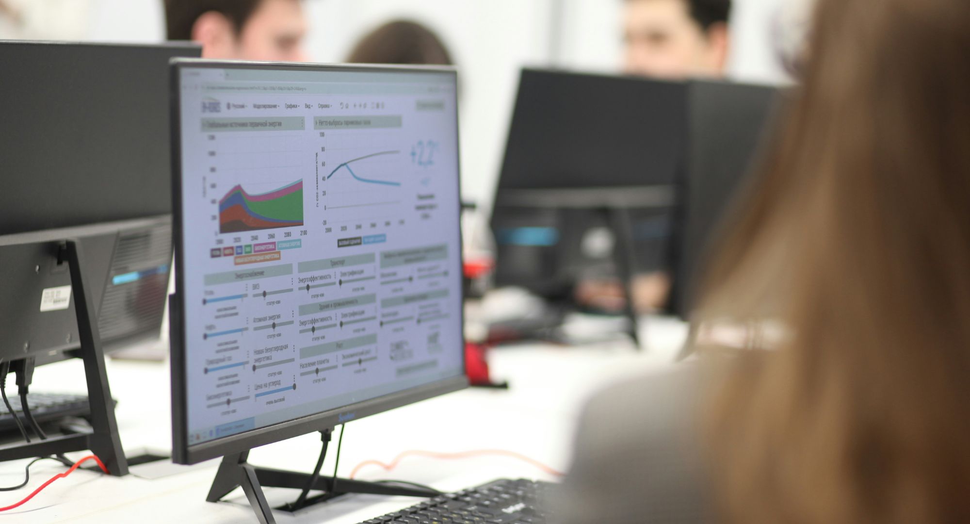 tela de um computador exibindo dados e gráficos