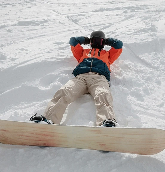 Homme avec snowboard loué sur jam