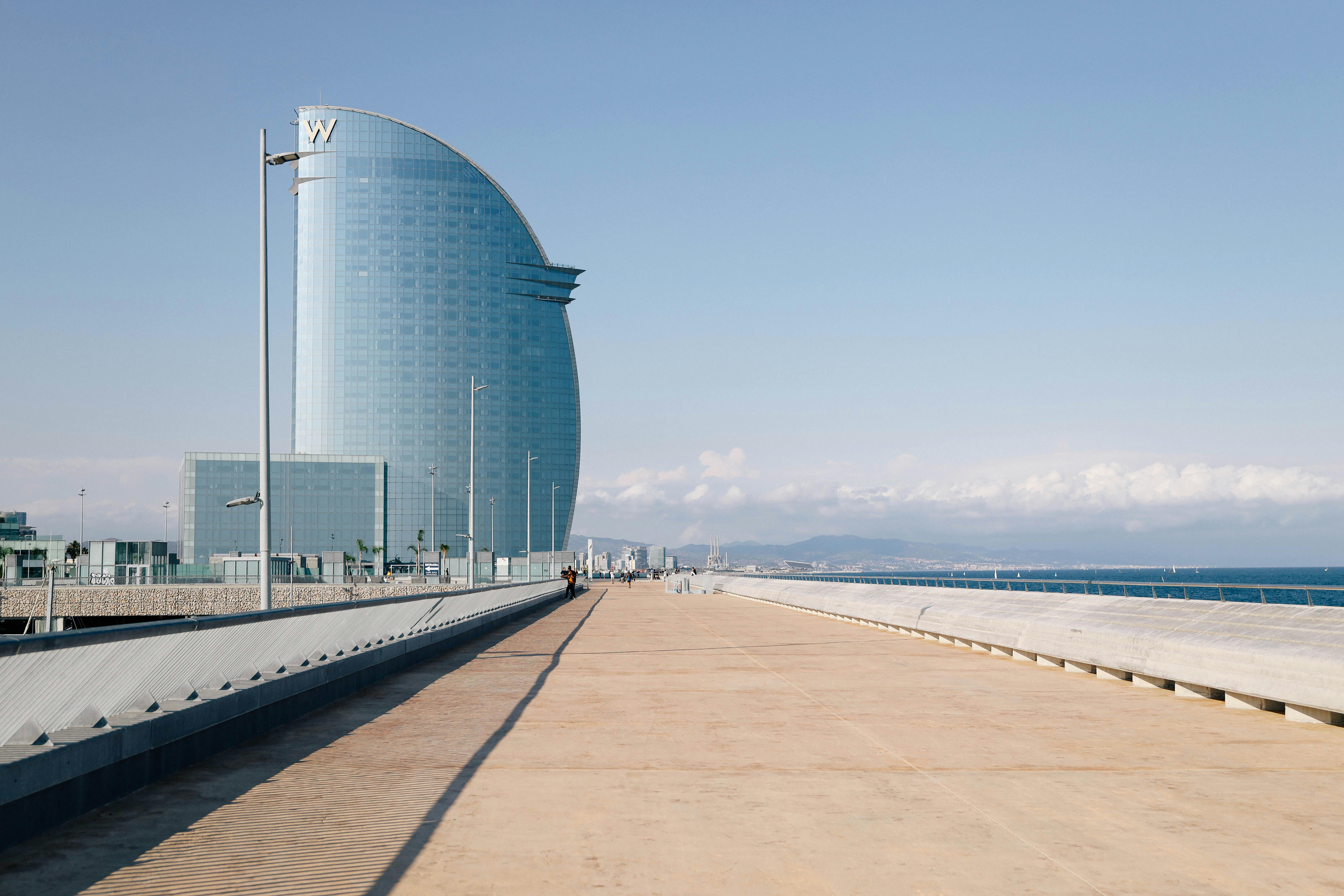 W Hotel in Barcelona, gezien vanaf de boulevard.