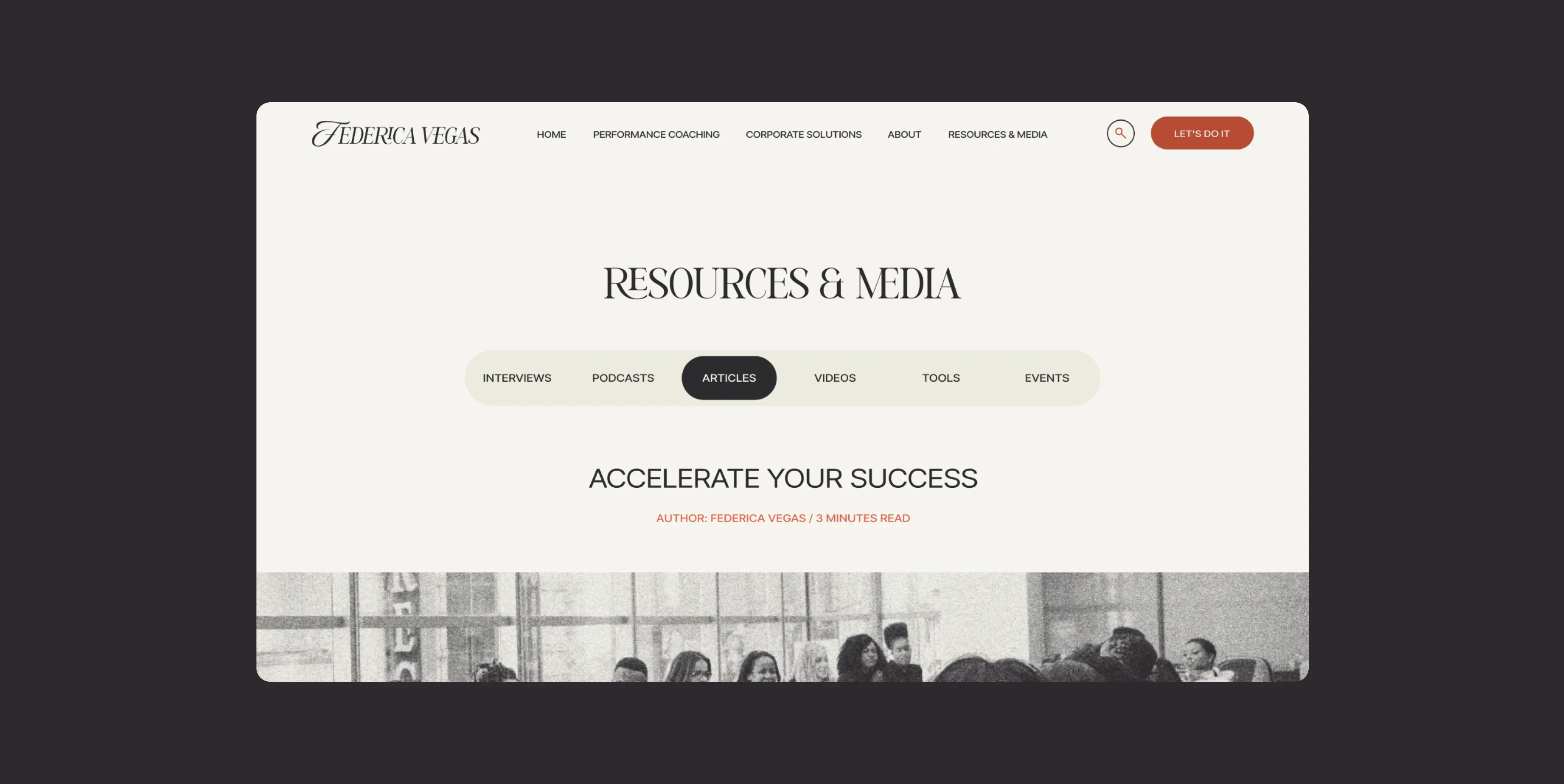 Navegación por las diferentes pestañas de la web: interviews, podcast, articles, videos, tools, events