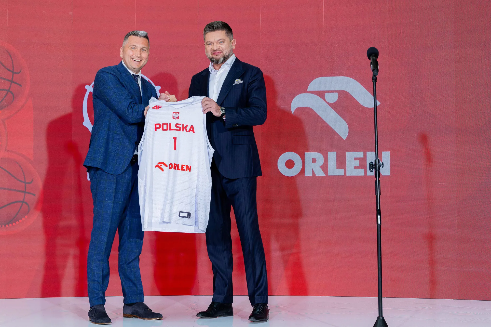 PZKosz i ORLEN – wręczenie koszulki reprezentacji podczas konferencji prasowej.