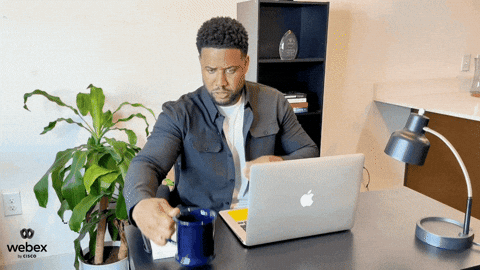 Video eines Mannes der hochmotivert seinen Kaffe vor dem Laptop drinkt | Das ist Office Culture bei HOUDAINI®