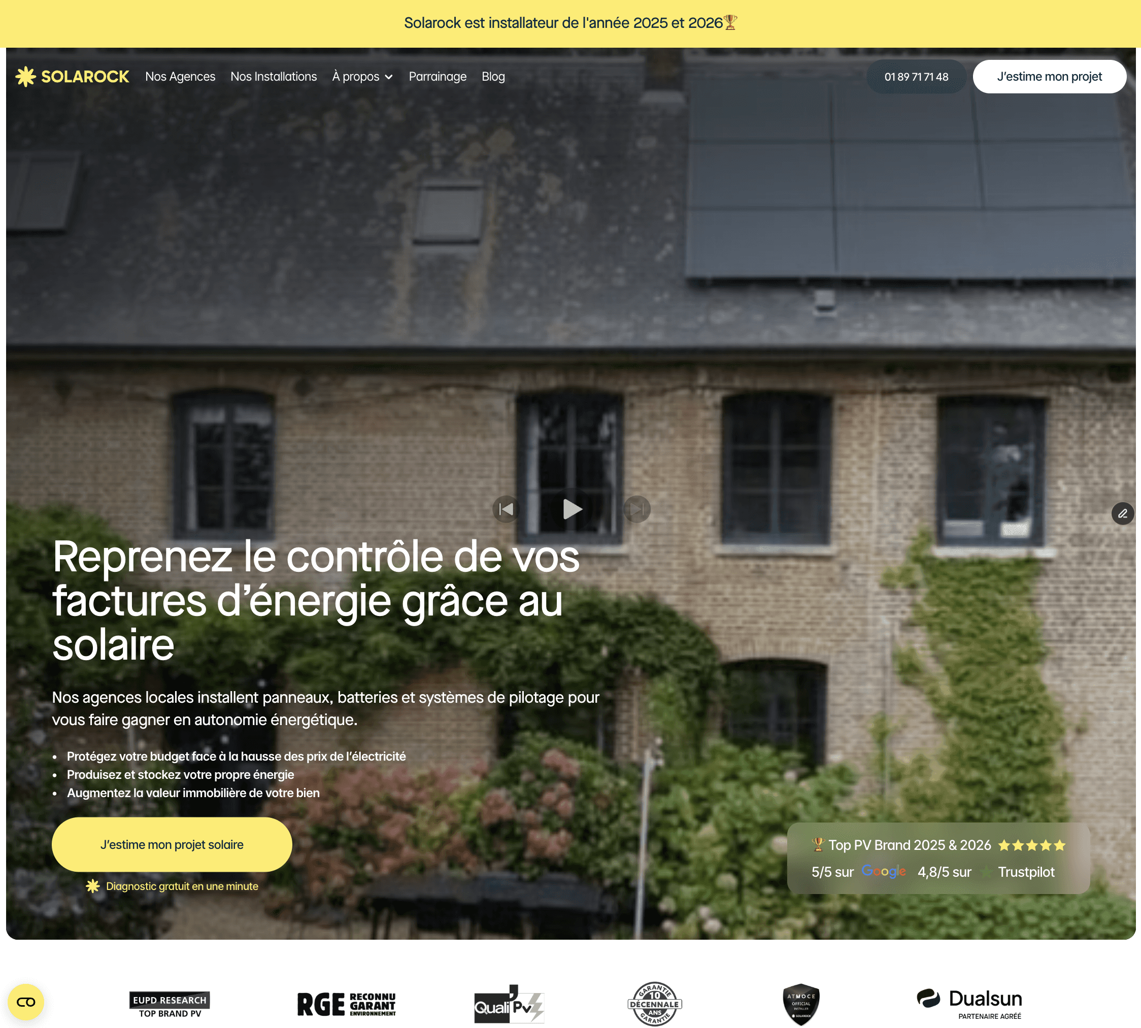 Ordinateur portable présentant le site web CoverManager sur un fond abstrait noir et doré. La page d’accueil met en avant une solution SaaS dédiée aux restaurants, illustrant un projet de design, développement et migration web réalisé sur Webflow.