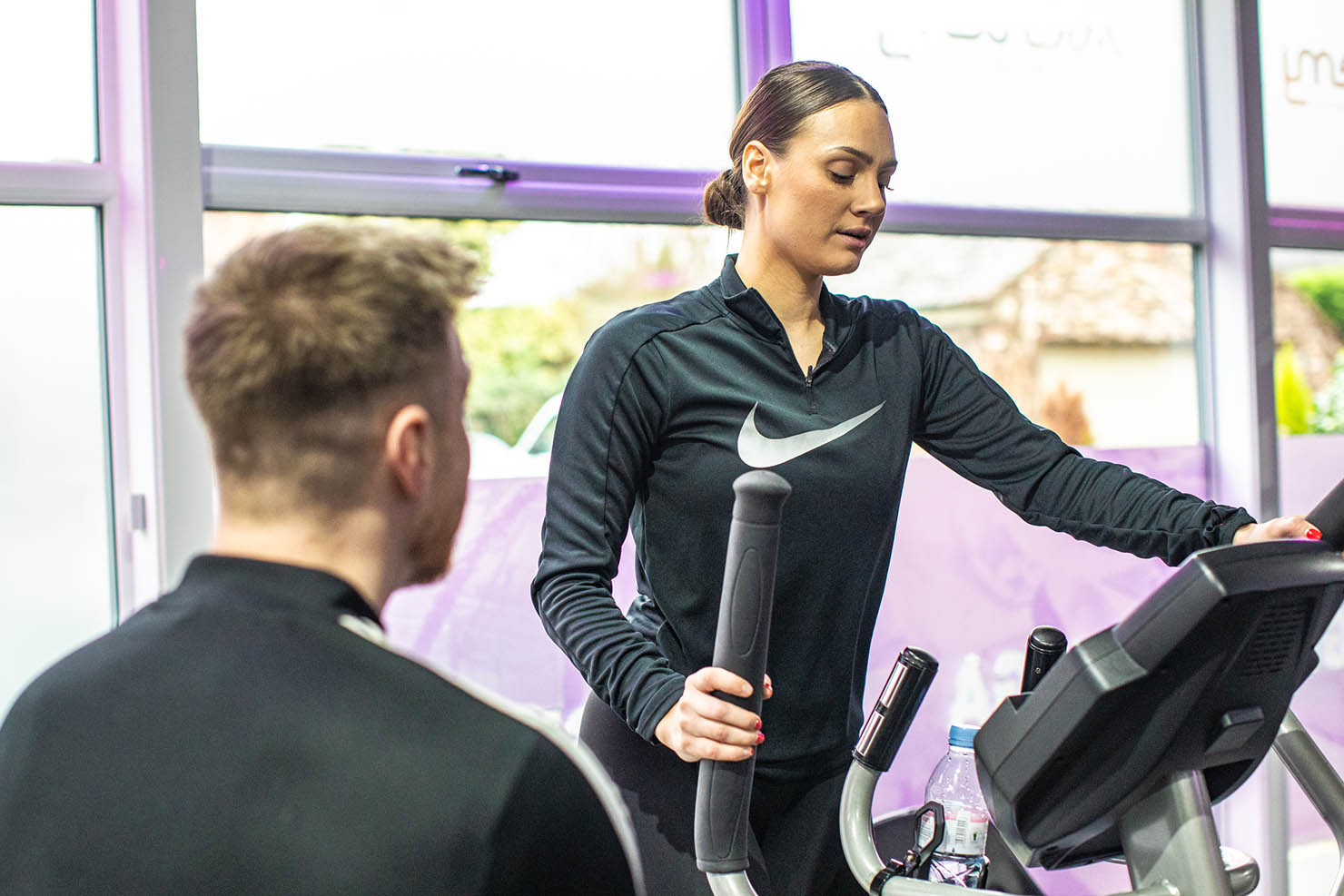 A woman doing cardio as she follows a women’s fitness plan for beginners by Alchemy