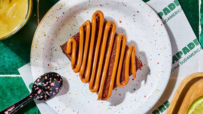 Dessert Chocolate Lúcuma du restaurant latino Compadre à Paris, brownie au chocolat Mayan Red 60 % recouvert d’une mousse et d’un coulis de lúcuma, une spécialité sud-américaine gourmande
