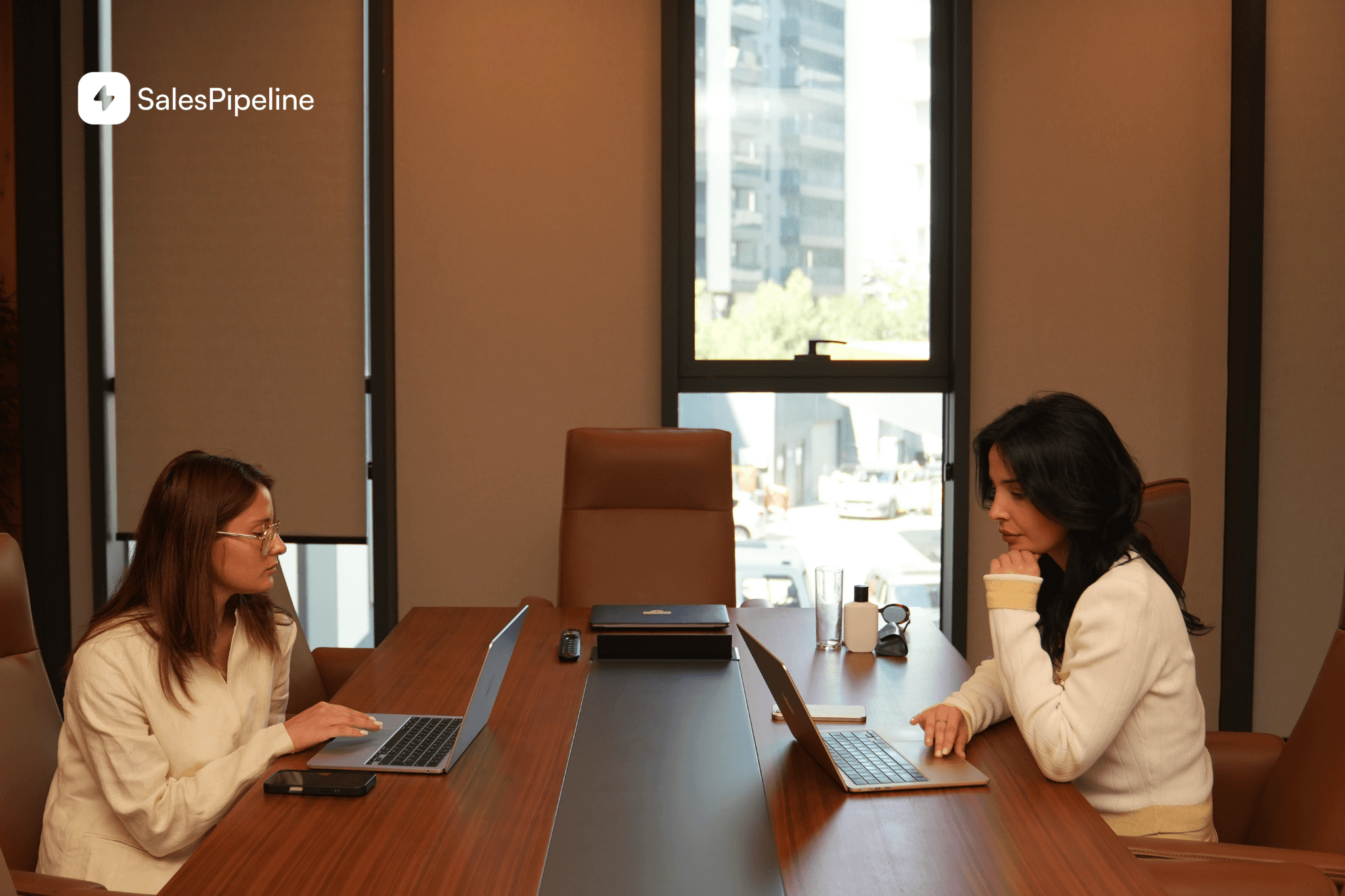 A 45-minute weekly sales pipeline review agenda covering changes, exceptions, selected deals, recurring patterns, and decisions.