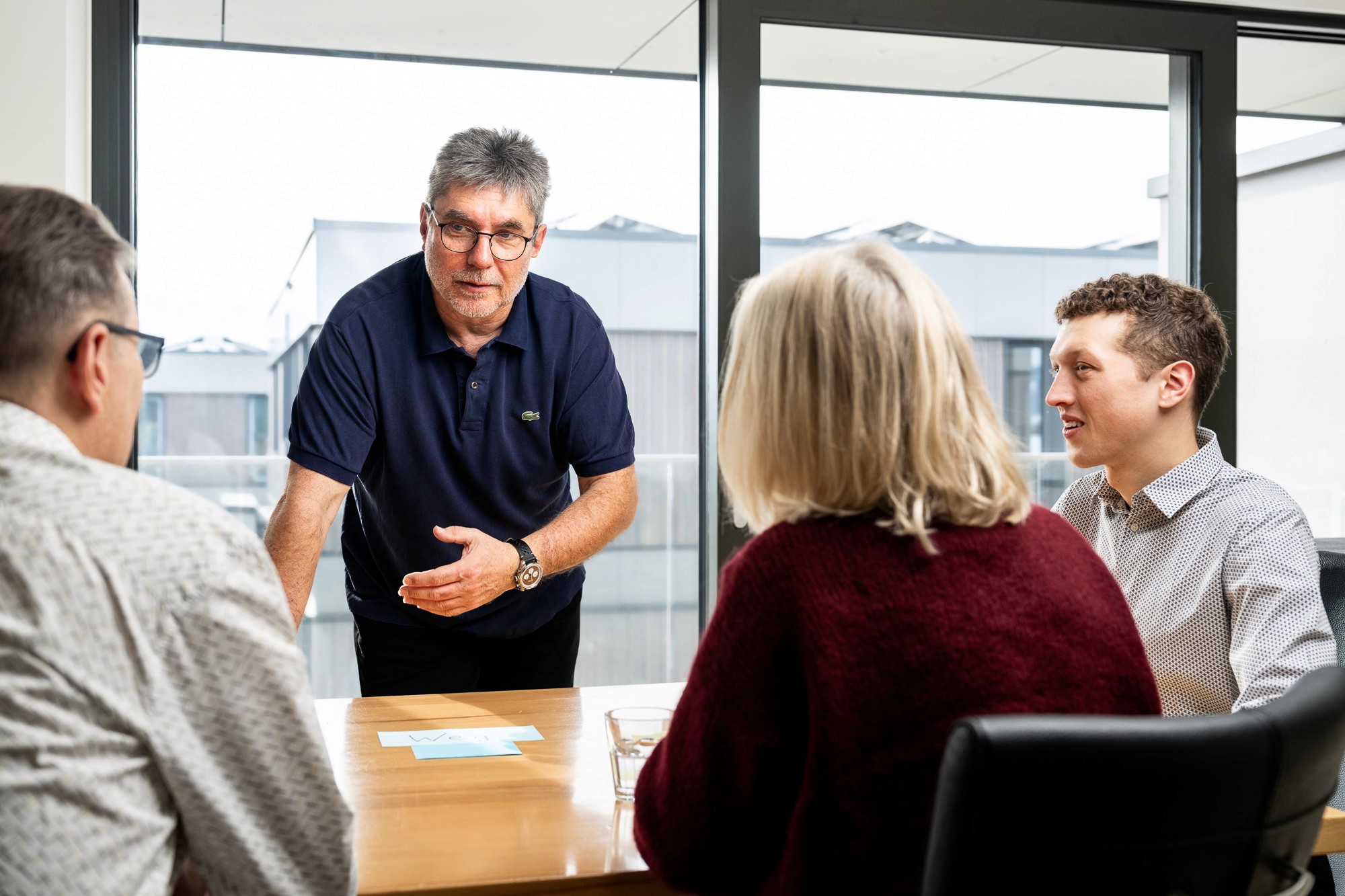René Stautmeister erklärt Change Management Konzept in Beratungsgespräch
