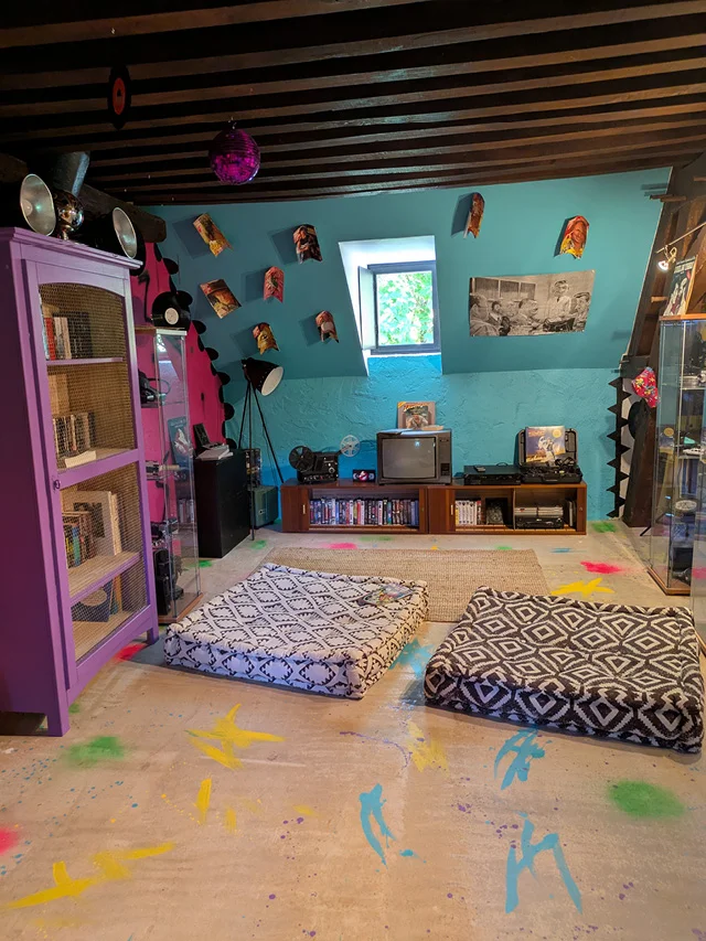 Espace ludique de la chambre Kids’86 The Project avec jeux et ambiance années 80