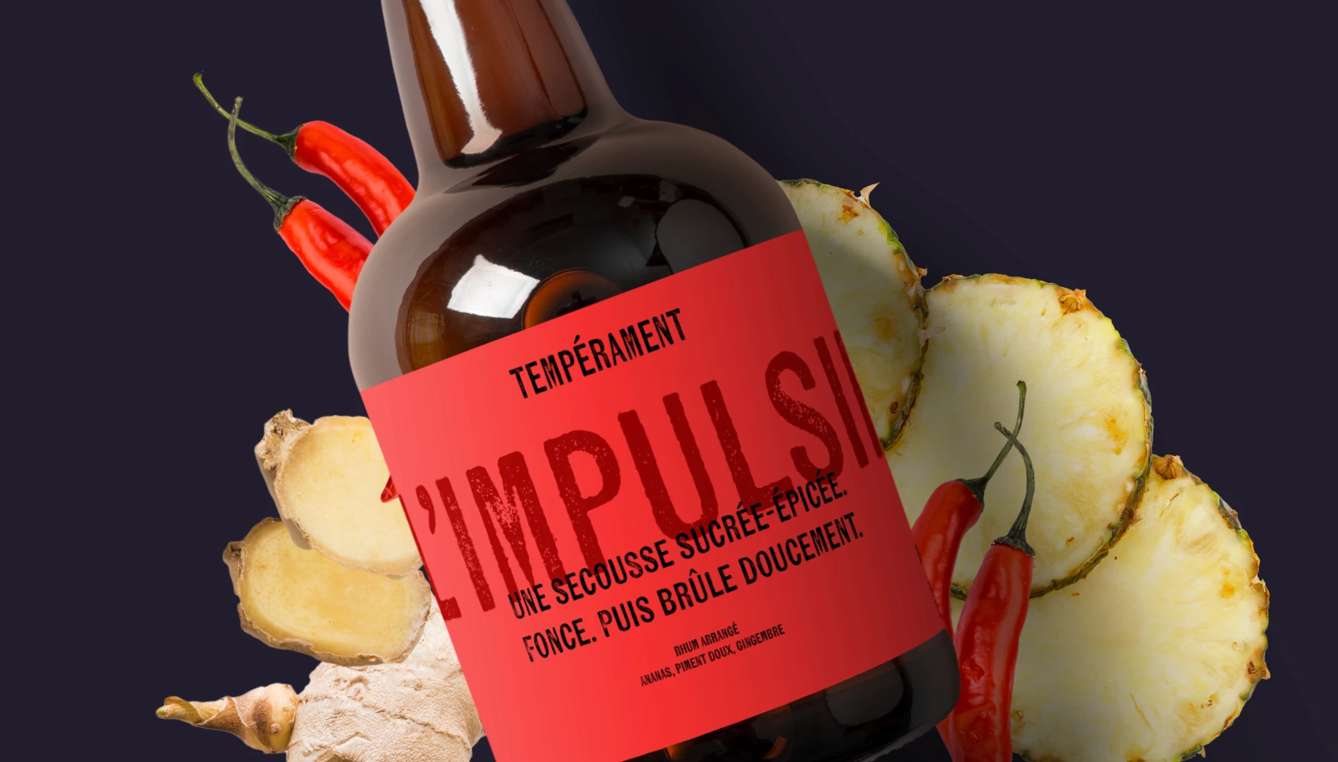 Zoom dynamique sur la bouteille de rhum "L'Impulsif" (ananas, piment, gingembre). Étiquette rouge vive conçue par Tartelette Concept.
