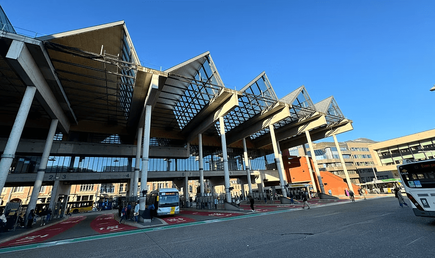 Herstel en vastzetten van duivennetten bij De Lijn in Leuven ter bescherming tegen duivenoverlastHerstel en vastzetten van duivennetten aan gebouw ter bescherming tegen duivenoverlast