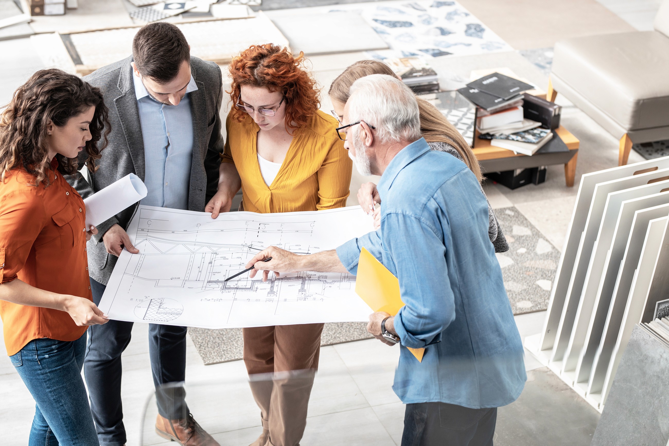 Een groep architecten die een plan bespreken.