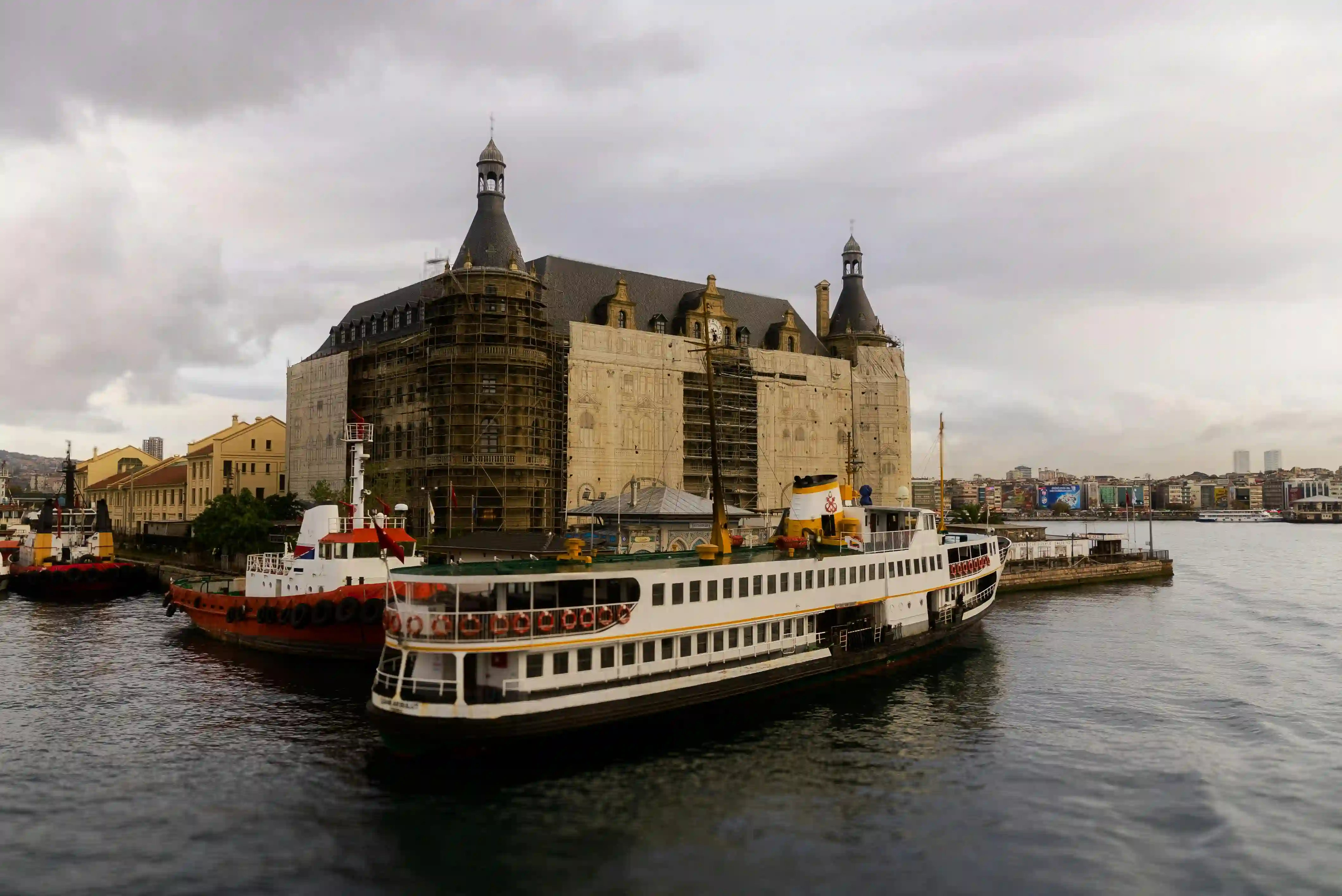 Eine Fähre, die am Kadıköy Pier anlegt