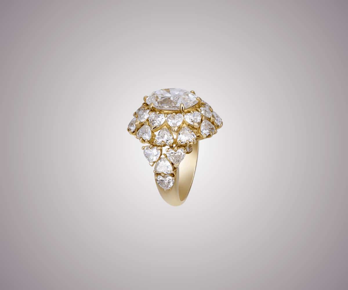 Bague en or jaune certis de diamants avec un gros dimanat centrale