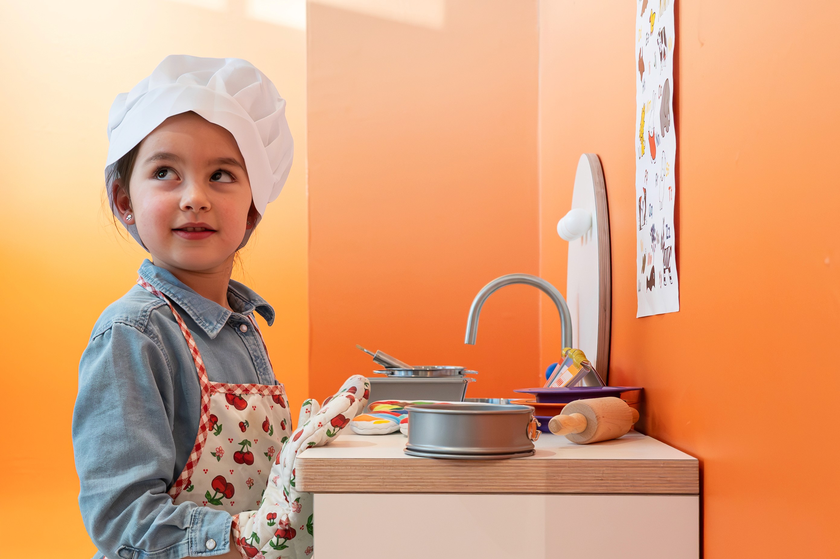 Kind met koksmuts