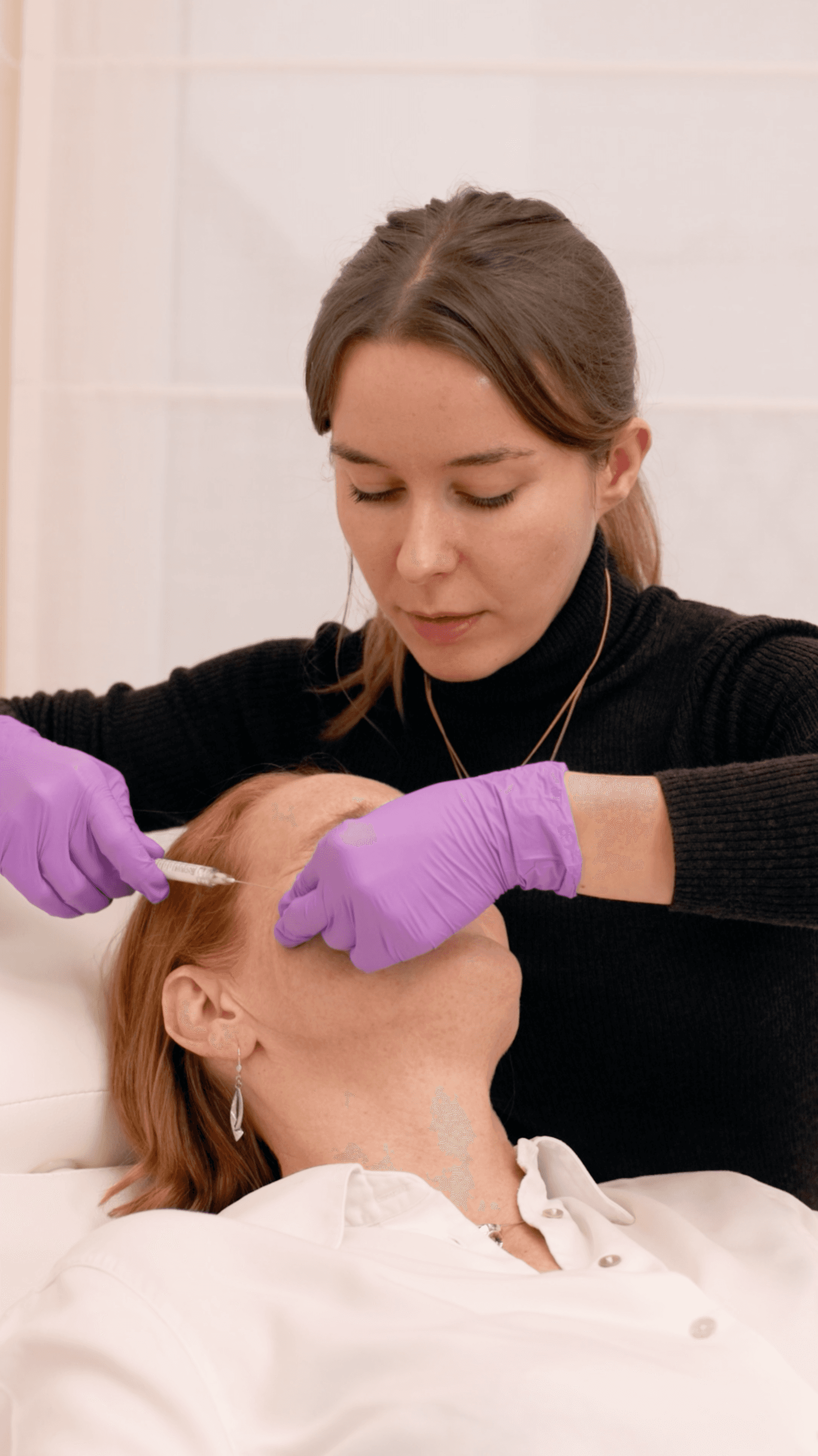 Dr. Louise Cuveele performing a hyaluronic acid filler treatment.