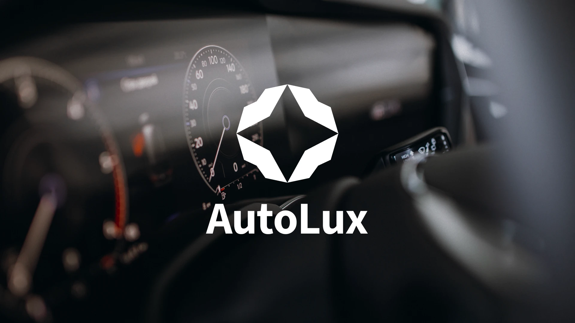 Logo AutoLux piste 1 format bannière 16/9 — symbole étoile-enjoliveur et logotype AutoLux blanc centré sur tableau de bord premium, déclinaison header site web ou cover LinkedIn, rebranding ClassClean Tartelette Concept Toulouse