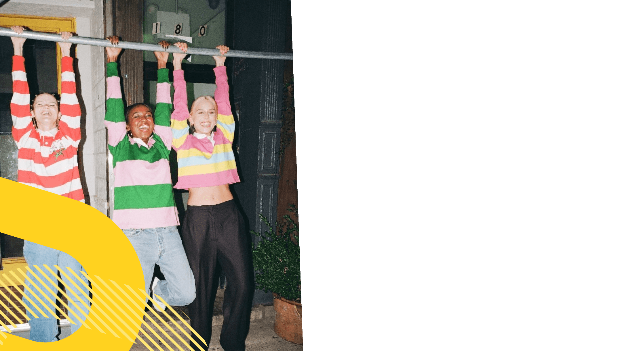 3 lachende dames hangen aan het een paal