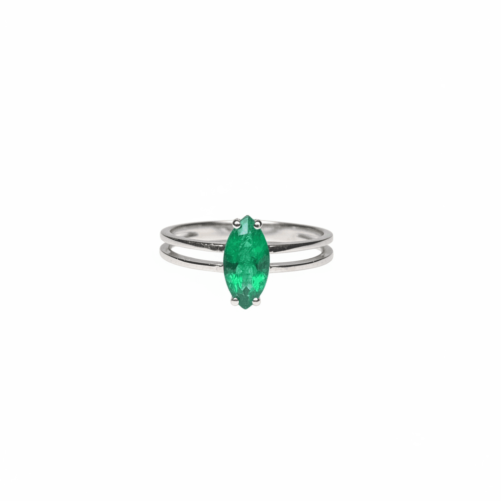 Anillo de oro blanco con esmeralda en forma de corazón