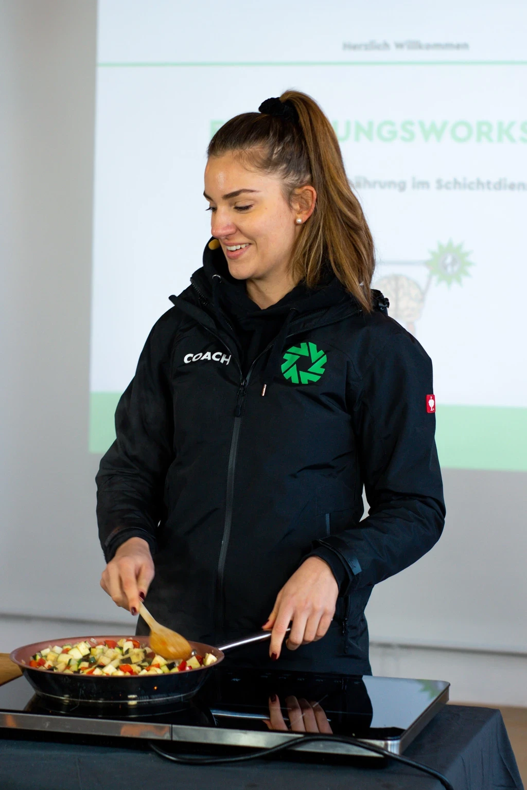 Strong Partners Coach beim Essen anbraten in der Pfanne