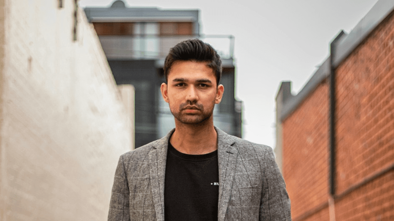 man wearing white crew-neck shirt outdoor selective focus photography