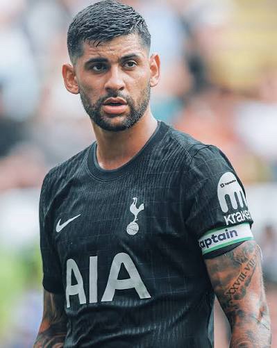 Soccer player photo used as cover image for a soccer & football discussion group chat community