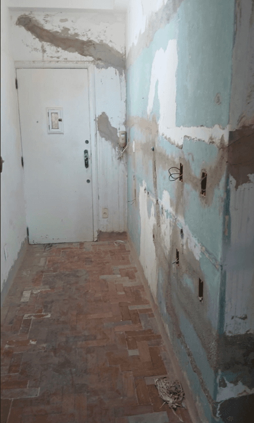 Apartment 2 living area before renovation in Rio de Janeiro