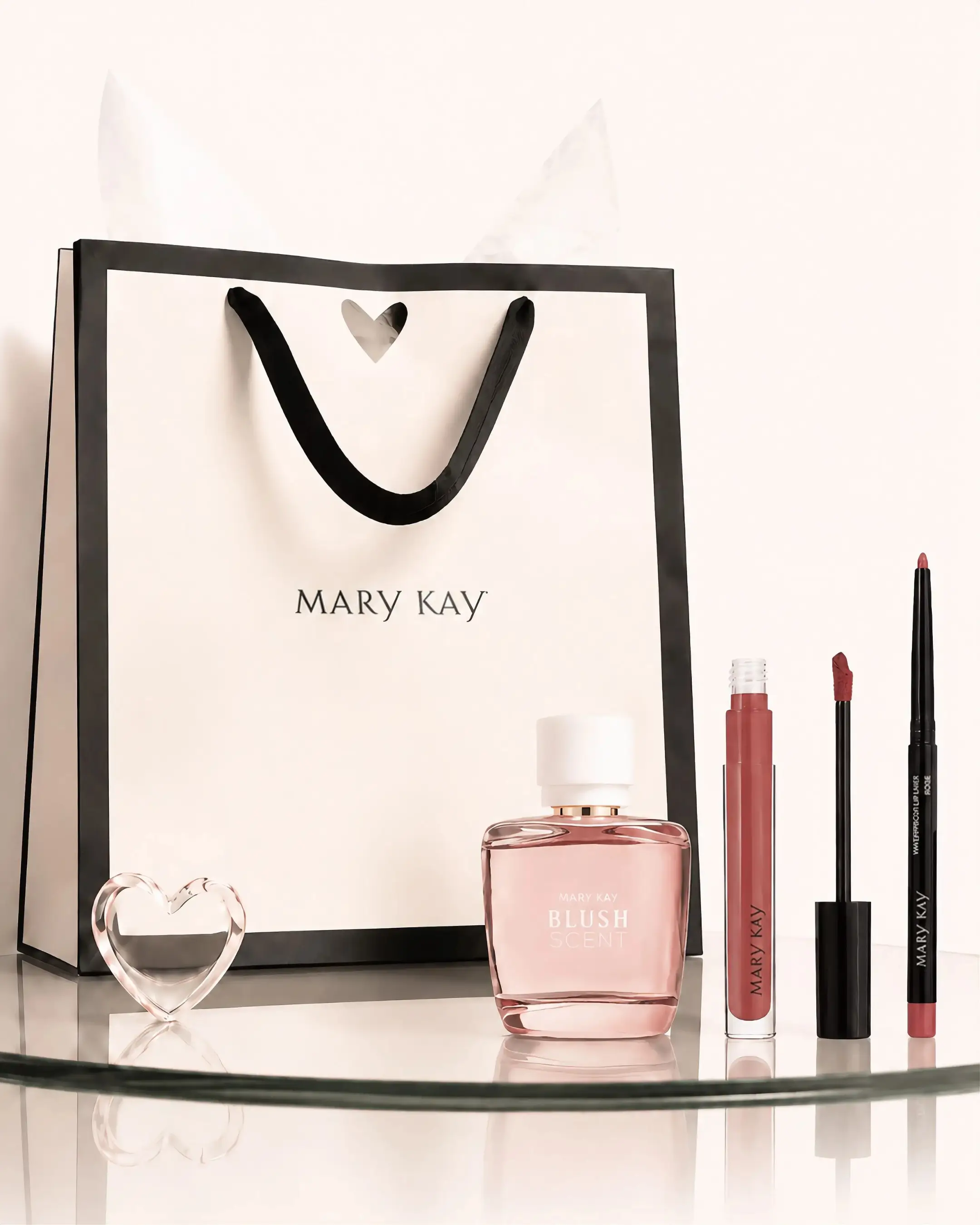 Presente Mary Kay com fragrância Blush Scent e produtos para lábios em composição de beleza para o Dia dos Namorados.