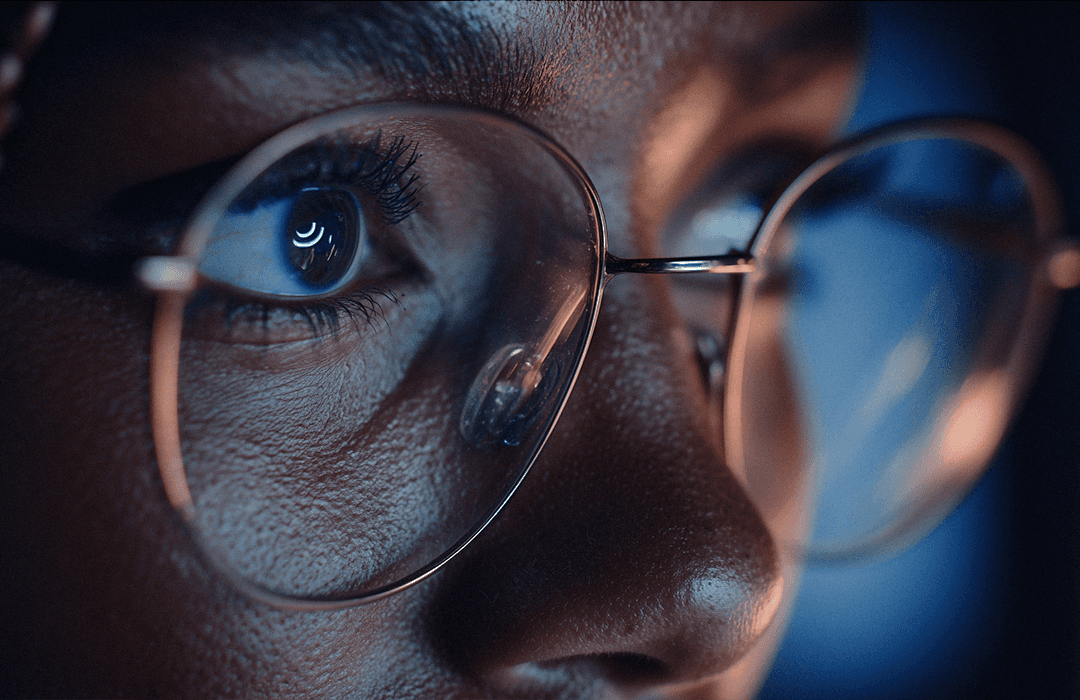 Mulher trabalhando com legal design no computador.