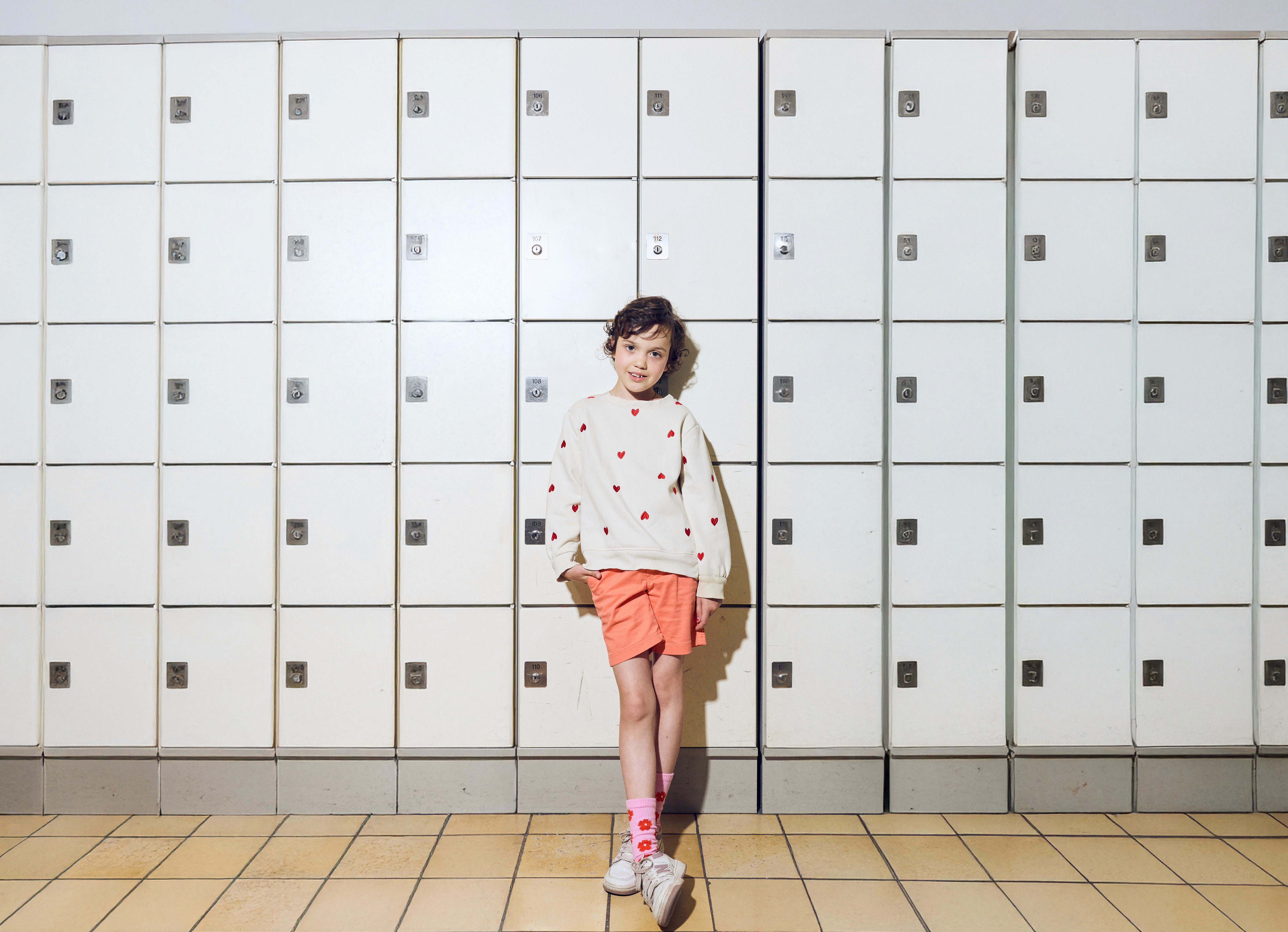 Meisje in een school in korte broek