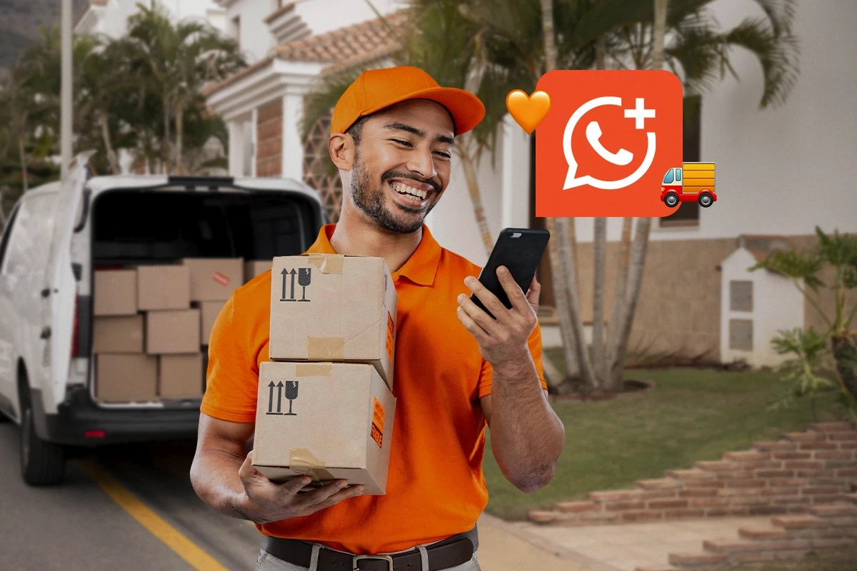 Entregador de um marketplace realizando entrega e usando o WhatsApp corporativo