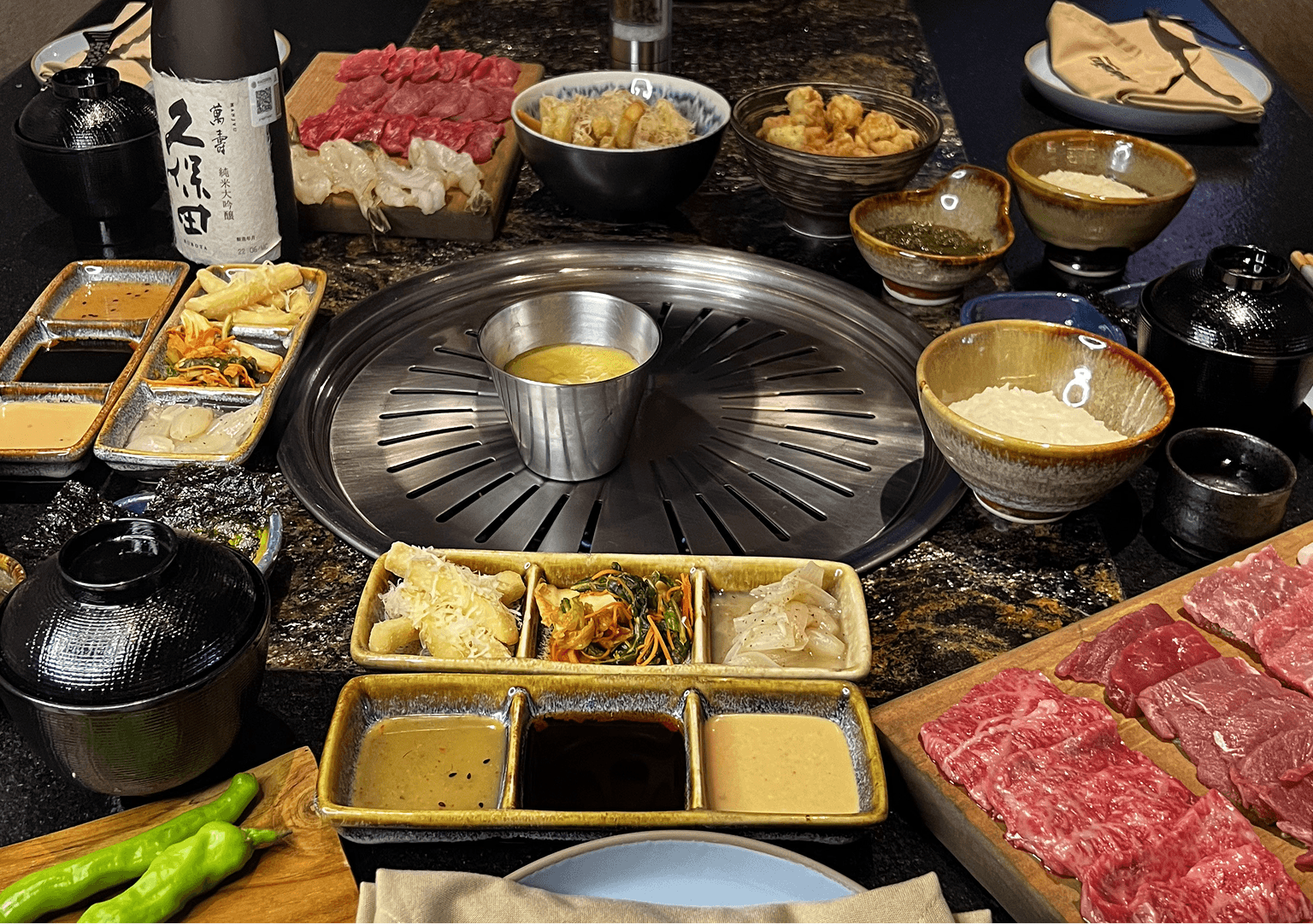 Foto de ingredientes rodeando la parrilla japonesa