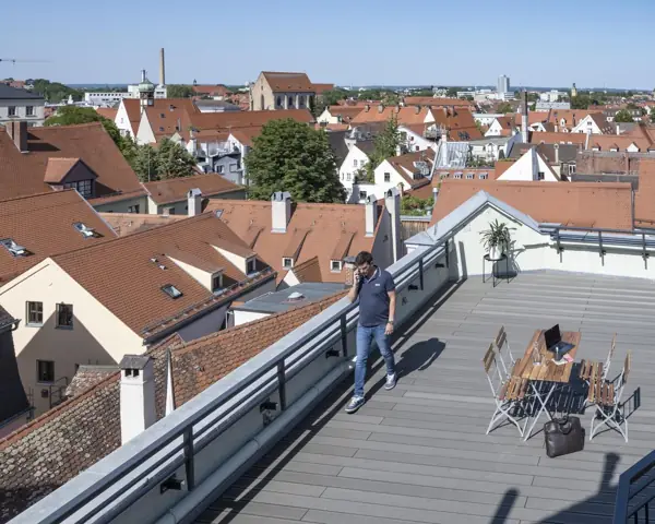 Toit-terrasse en lames composites au-dessus des toits