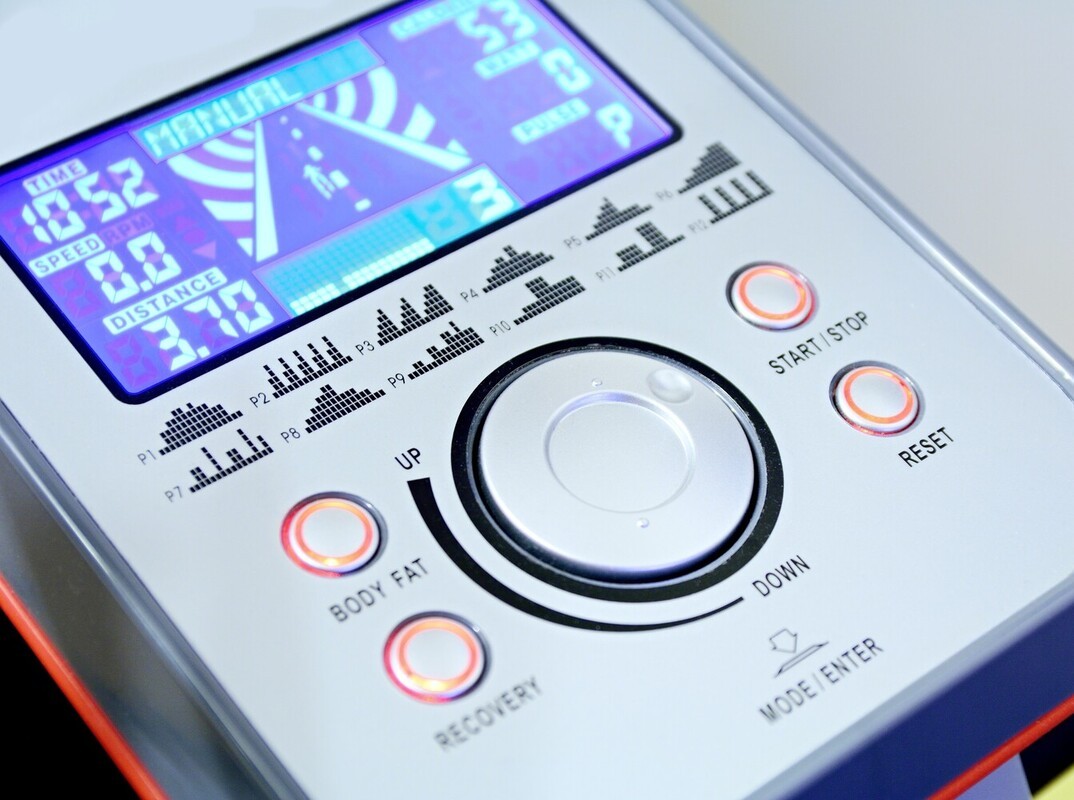 gym machine control panel showing data for distance and calories burned, showing that an elliptical is good for weight loss