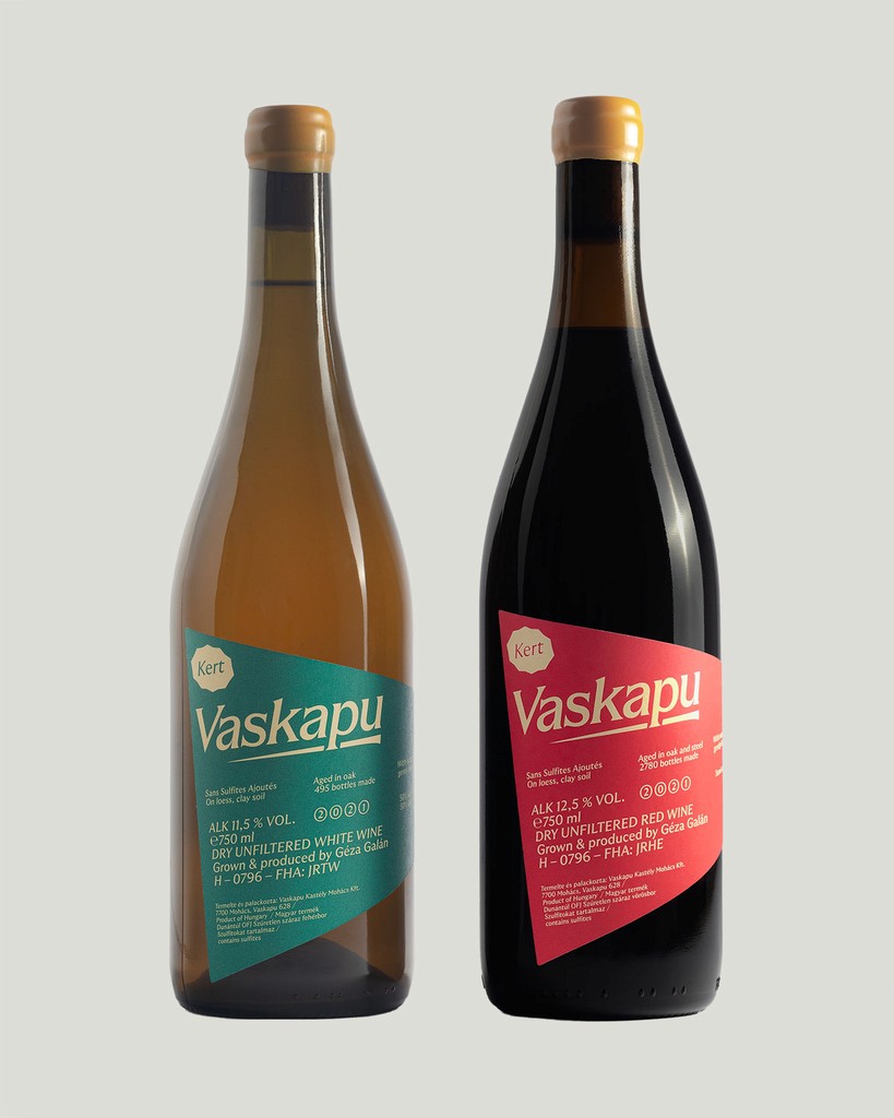 Vaskapu “Kert” wine pair — red and white natural wines presented on a neutral background. Designed by Marcell Kazsik to express the clarity and honesty of low-intervention winemaking through simple geometric label composition
