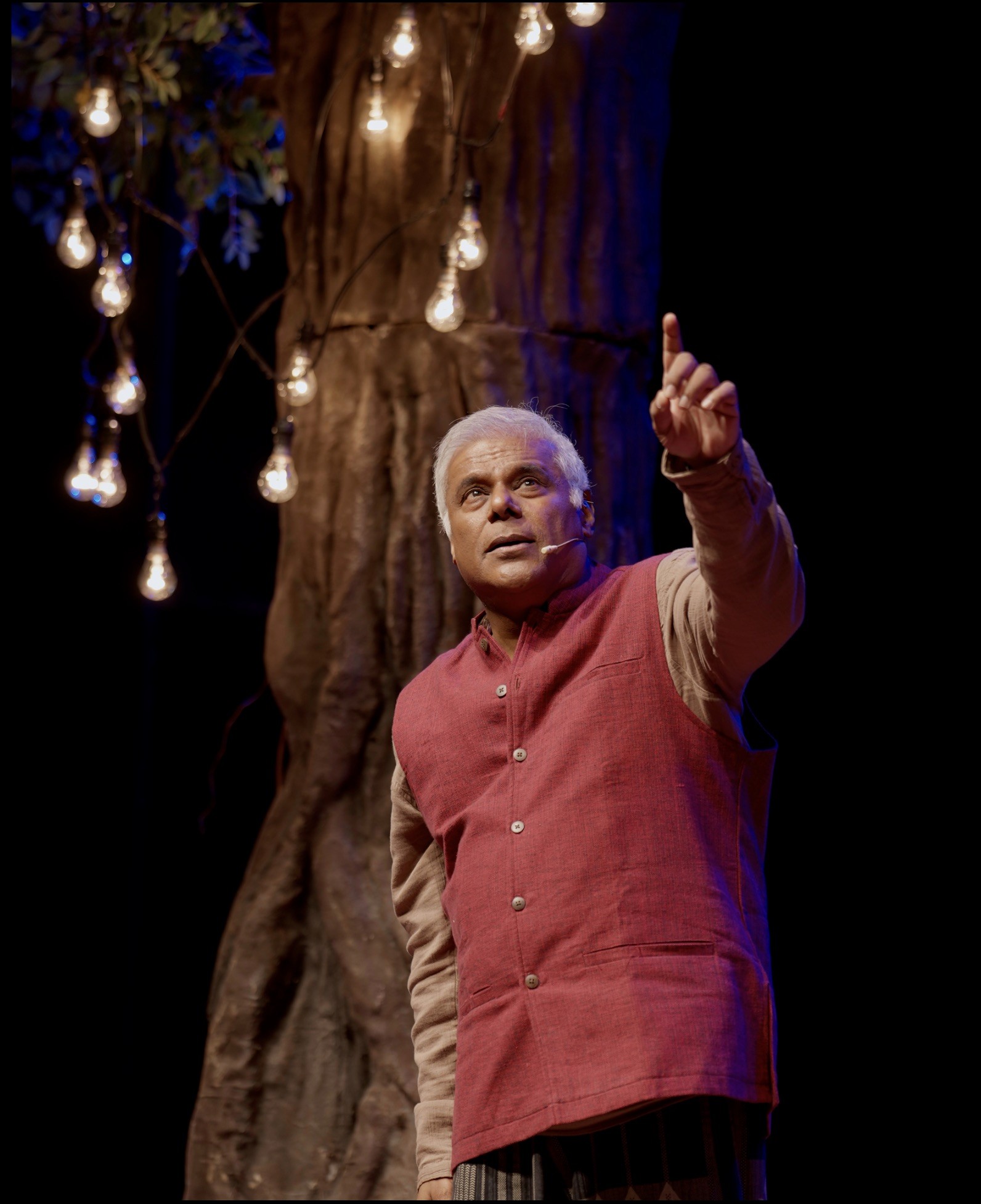 Ashish Vidyarthi telling a story beneath warm stage lights