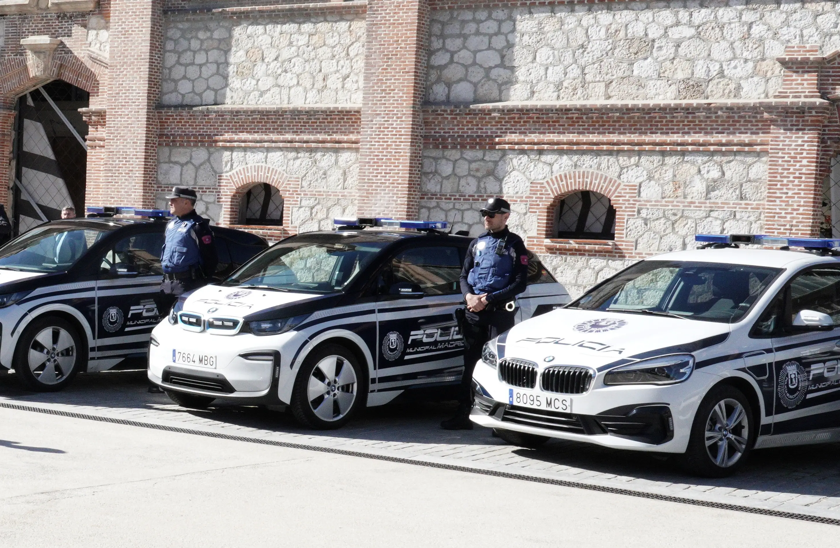 policías Municipales de Madrid al lado de sus coches