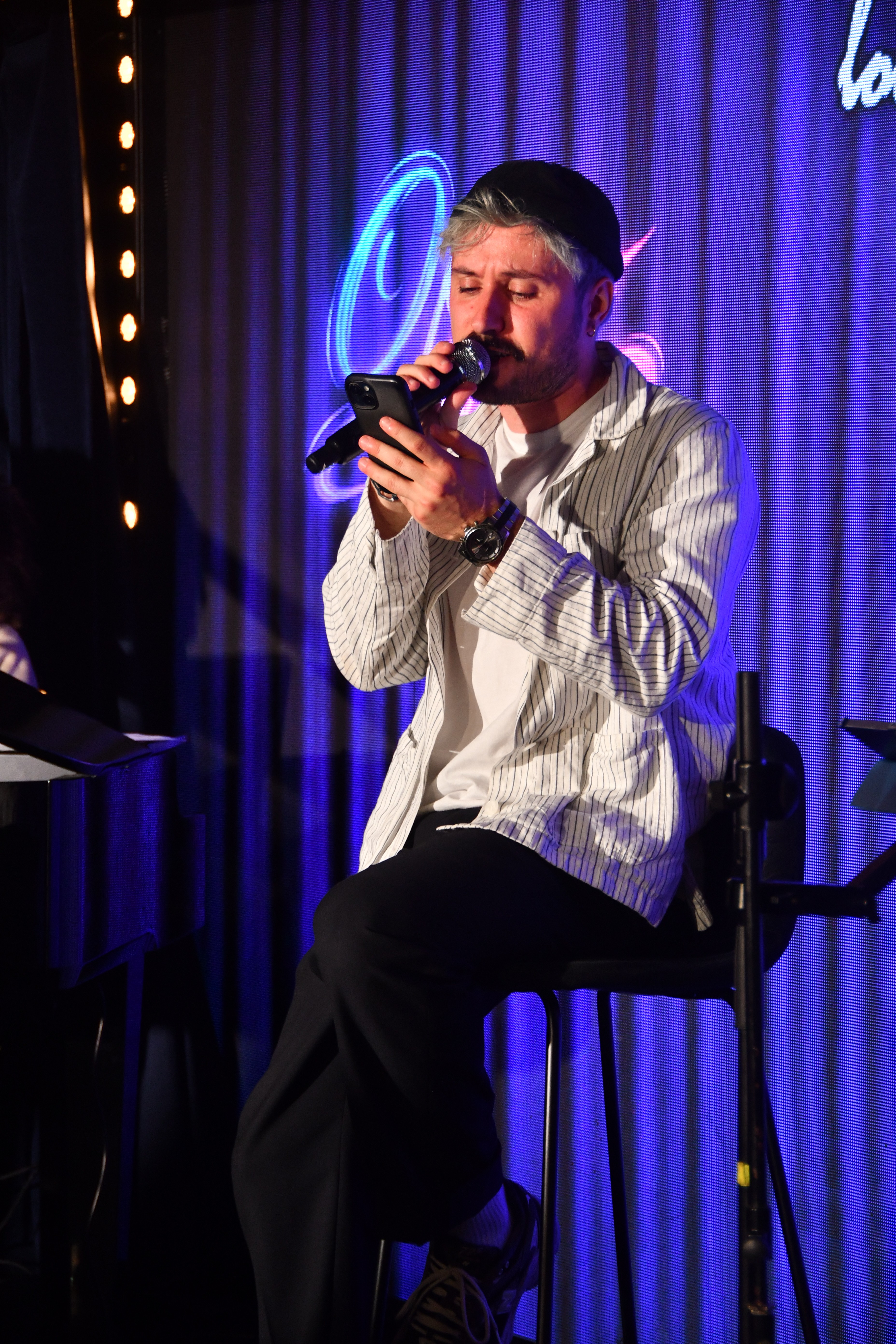 Henry, chanteur et pianiste de The Voice 11, en concert live lors de la Late Night Open Mic chez Lou Diprey