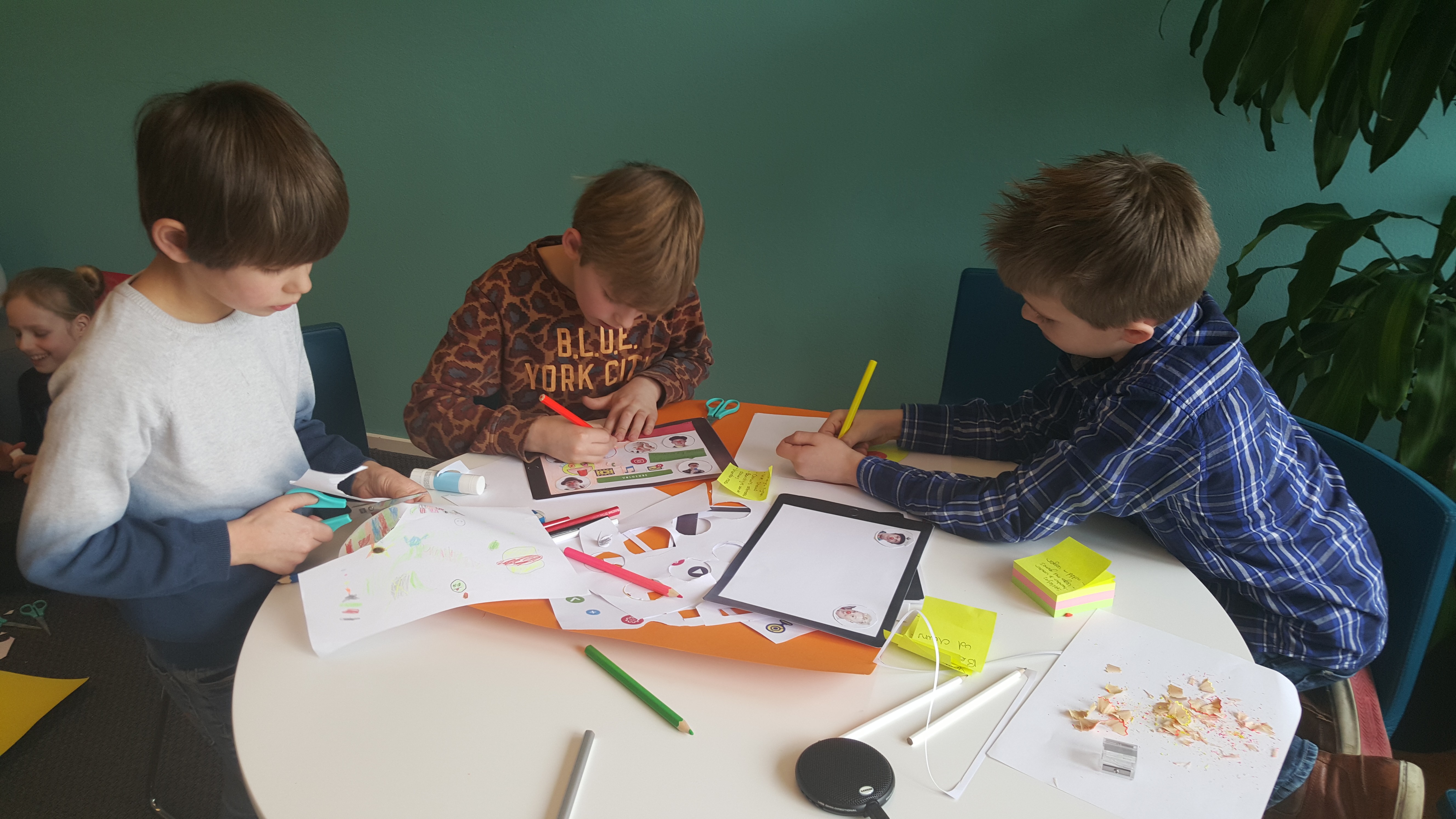 Kinderen knippen en plakken aan tafel