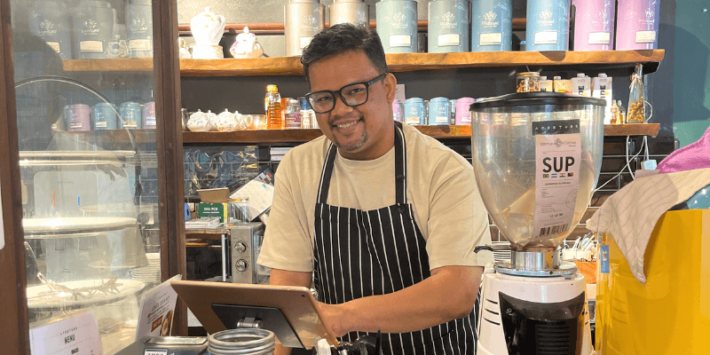 Razali Zakaria, founder Aperture Cafe, menggunakan tablet dilengkapi dengan sistem POS StoreHub, di Aperture Cafe, TTDI.