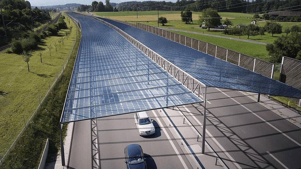 transparente Photovoltaikmodule über einer Autobahn