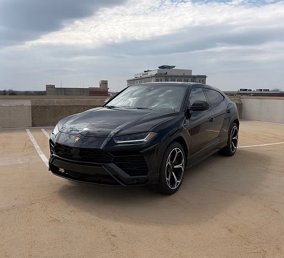 Image of a Lamborghini Urusa vailable for rental.