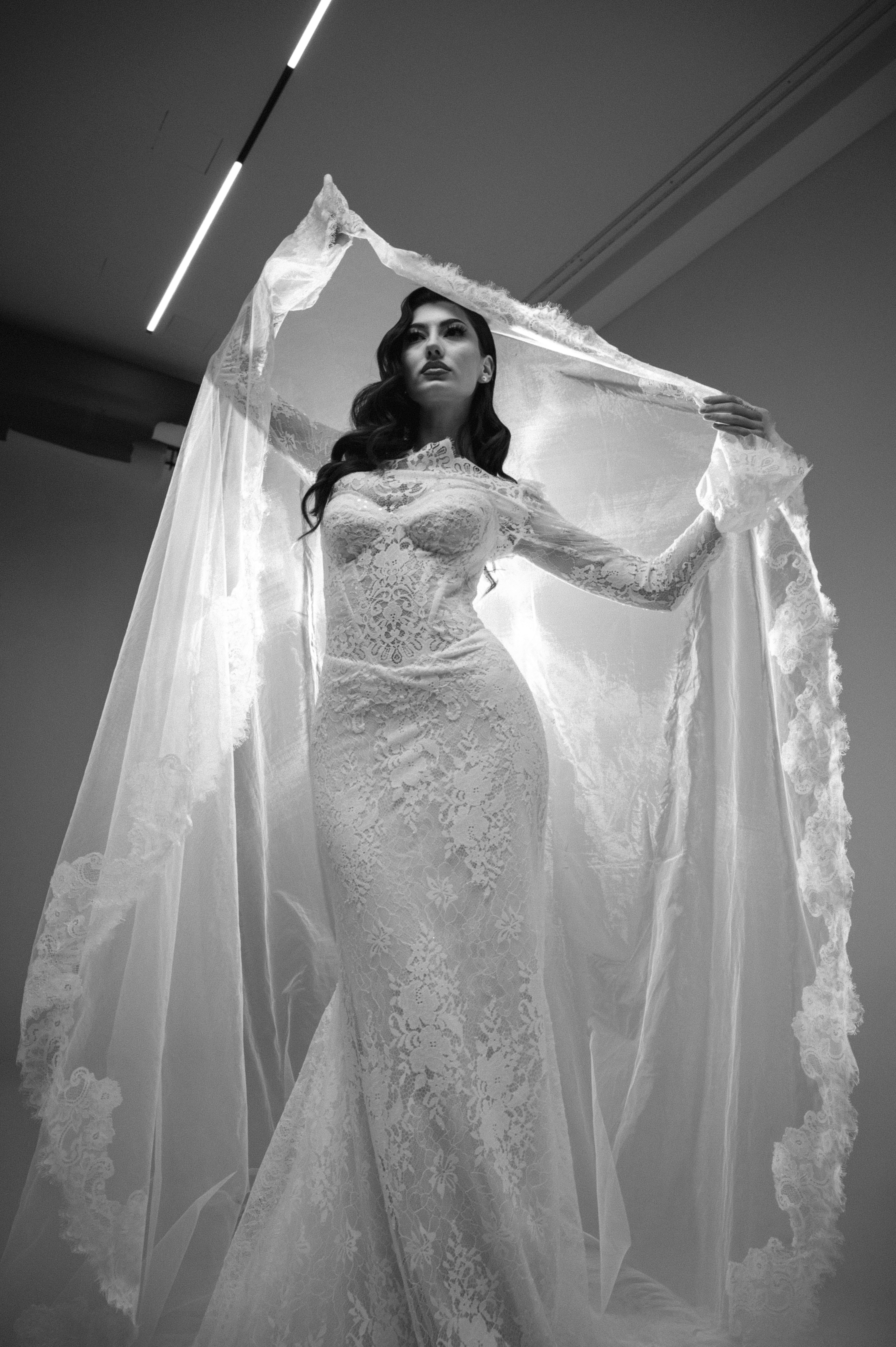 Mireasă fotografiată full body cu voal și rochie elegantă, ședință foto bridal în București