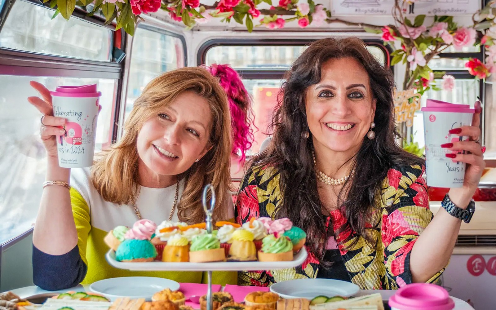 宾客们在经典下午茶巴士游享用糕点和饮品。